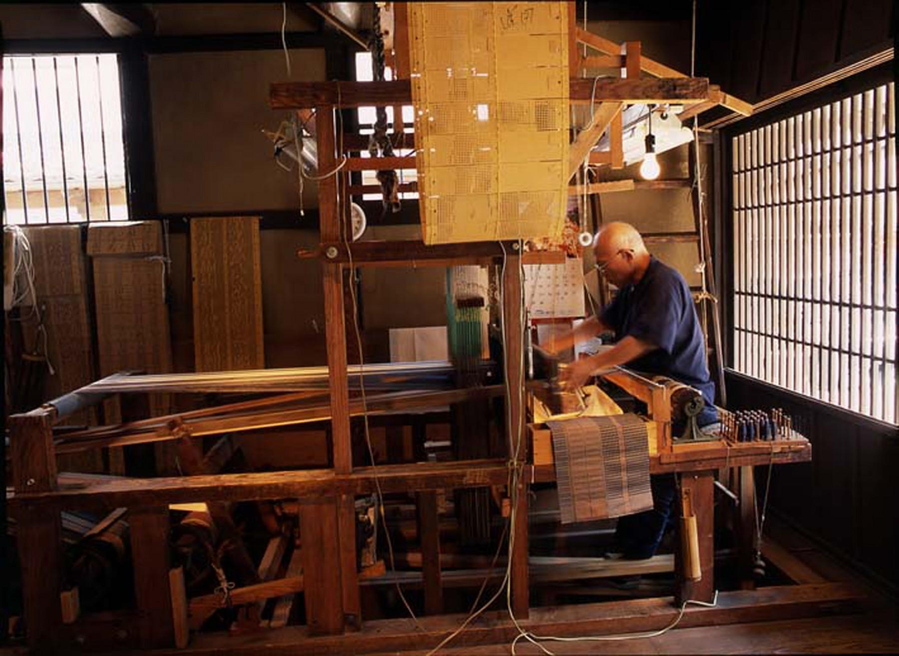 ふるさと館・手織りによる博多織の実演(撮影年不明)の画像