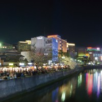 Image of 中洲・那珂川沿いに並ぶ屋台(2008)