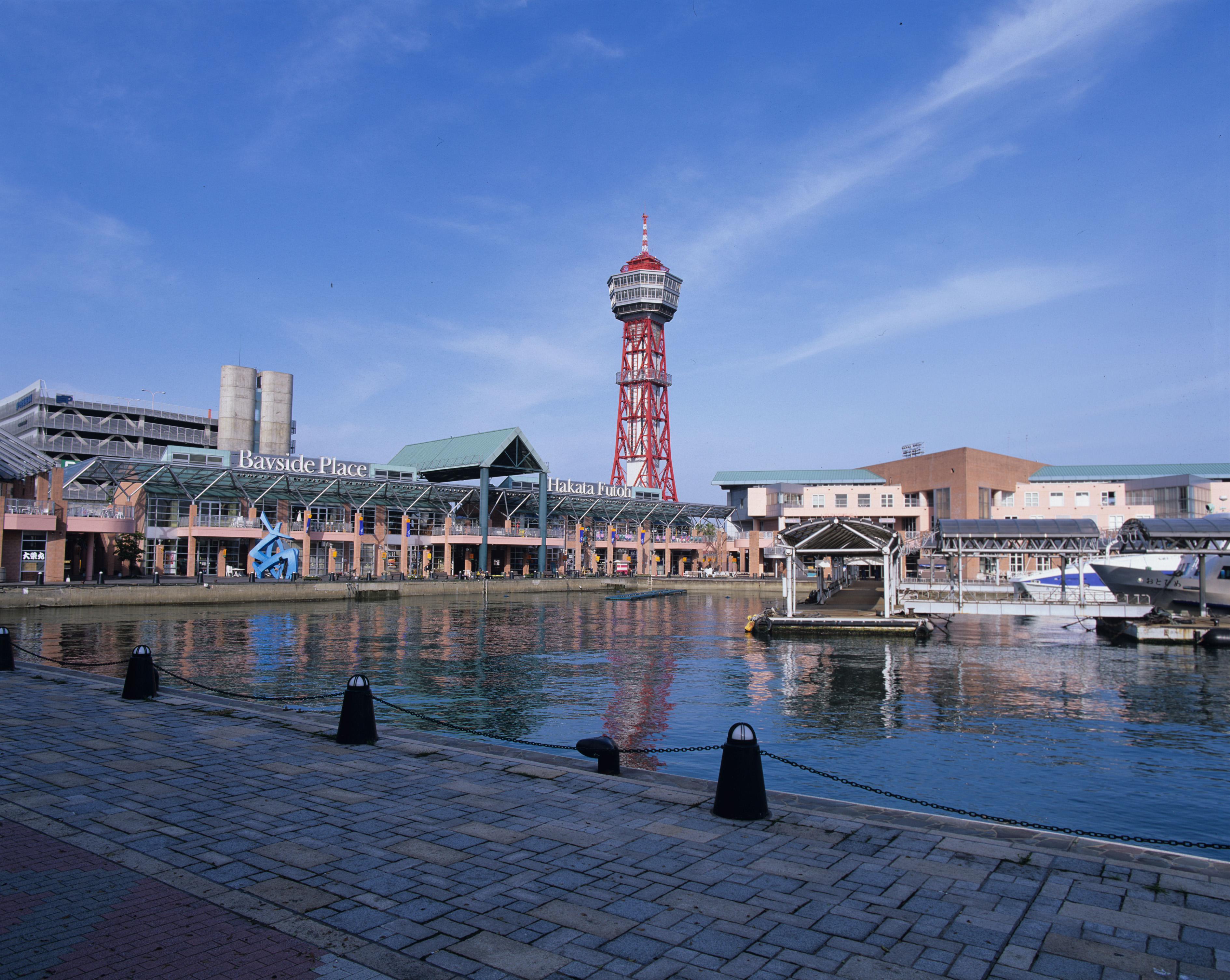 博多ポートタワーは博多港のシンボル(撮影年不明)の画像