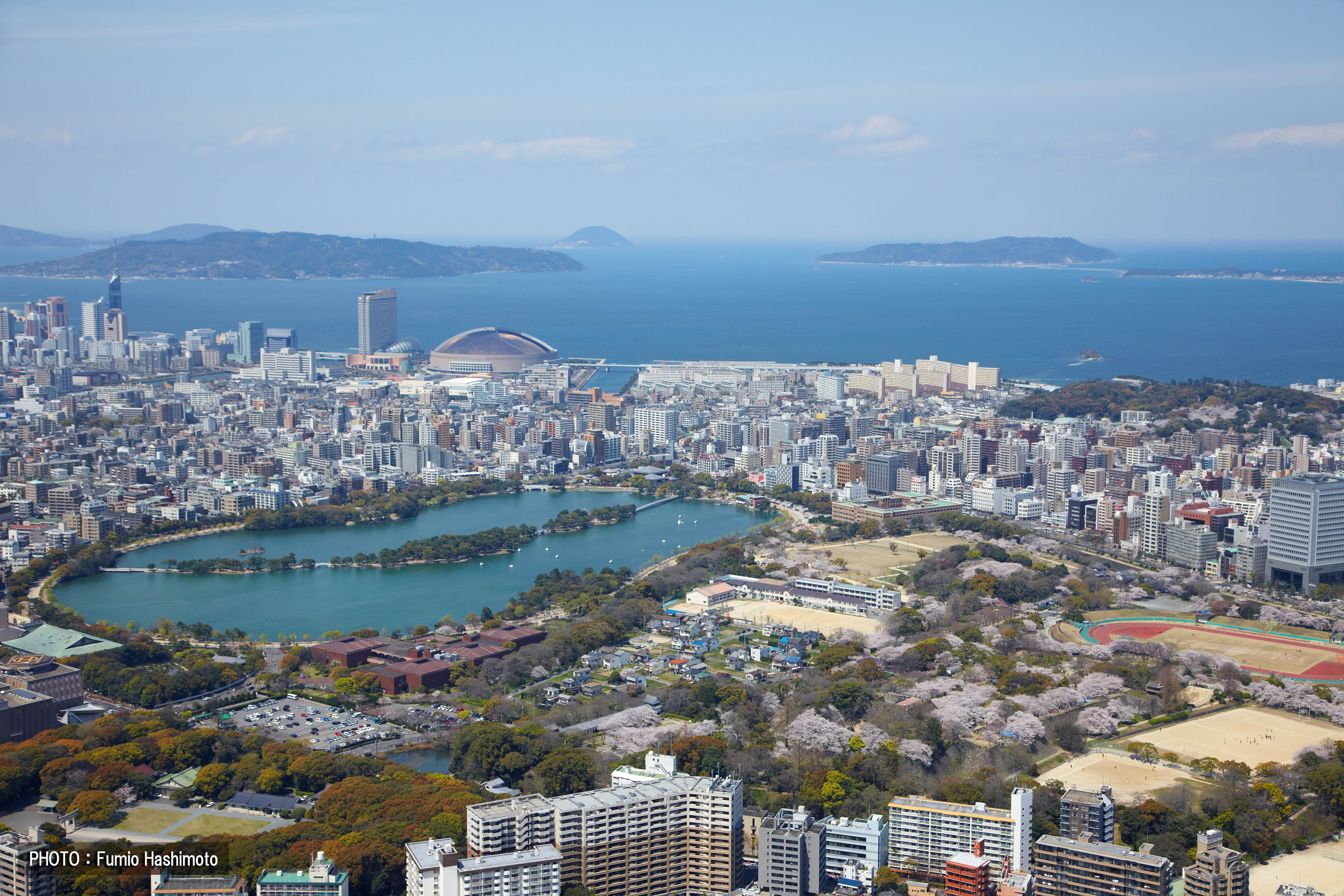 大濠公園上空から博多湾を望む(2009)の画像