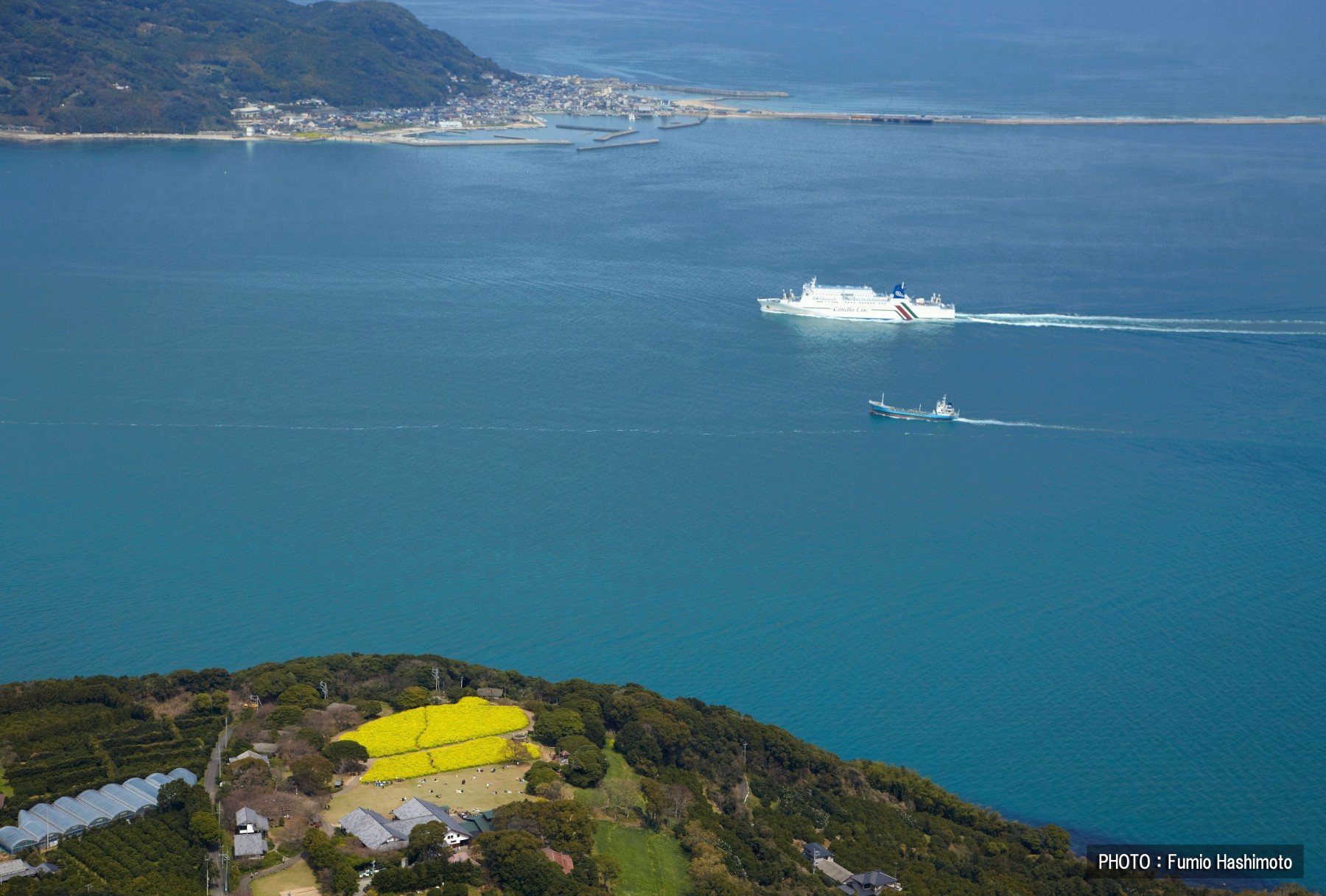 能古島と志賀島の間を韓国への客船が進む(2009)の画像
