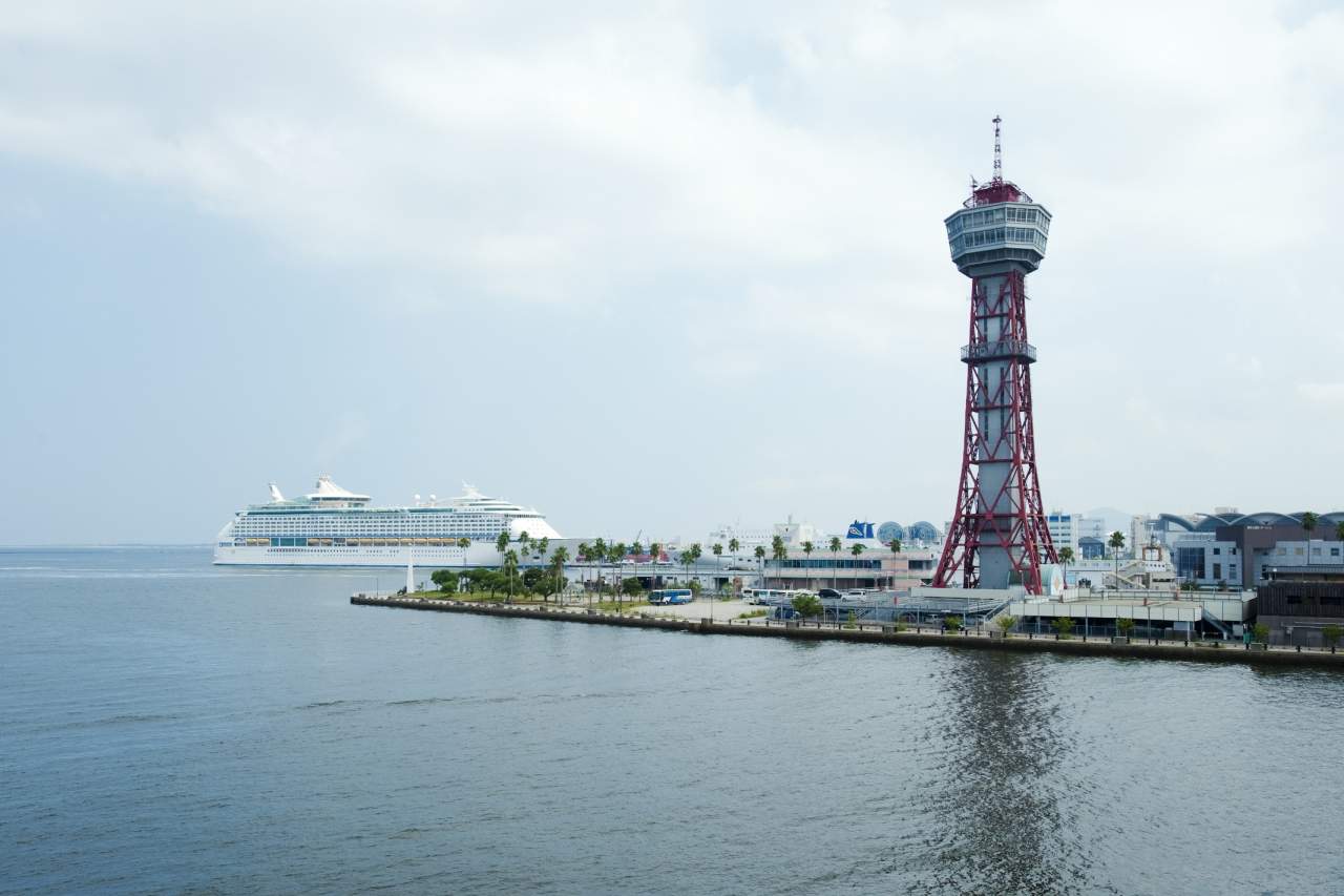 博多ポートタワーとクルーズ船　ボイジャー・オブ・ザ・シーズ(2014)の画像