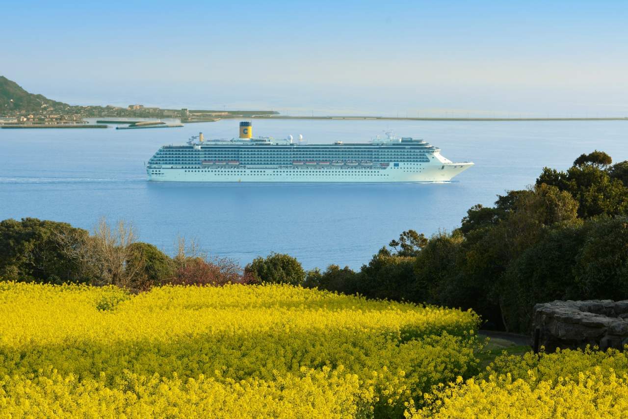 能古島とクルーズ船　コスタ・アトランチカ(2014)の画像