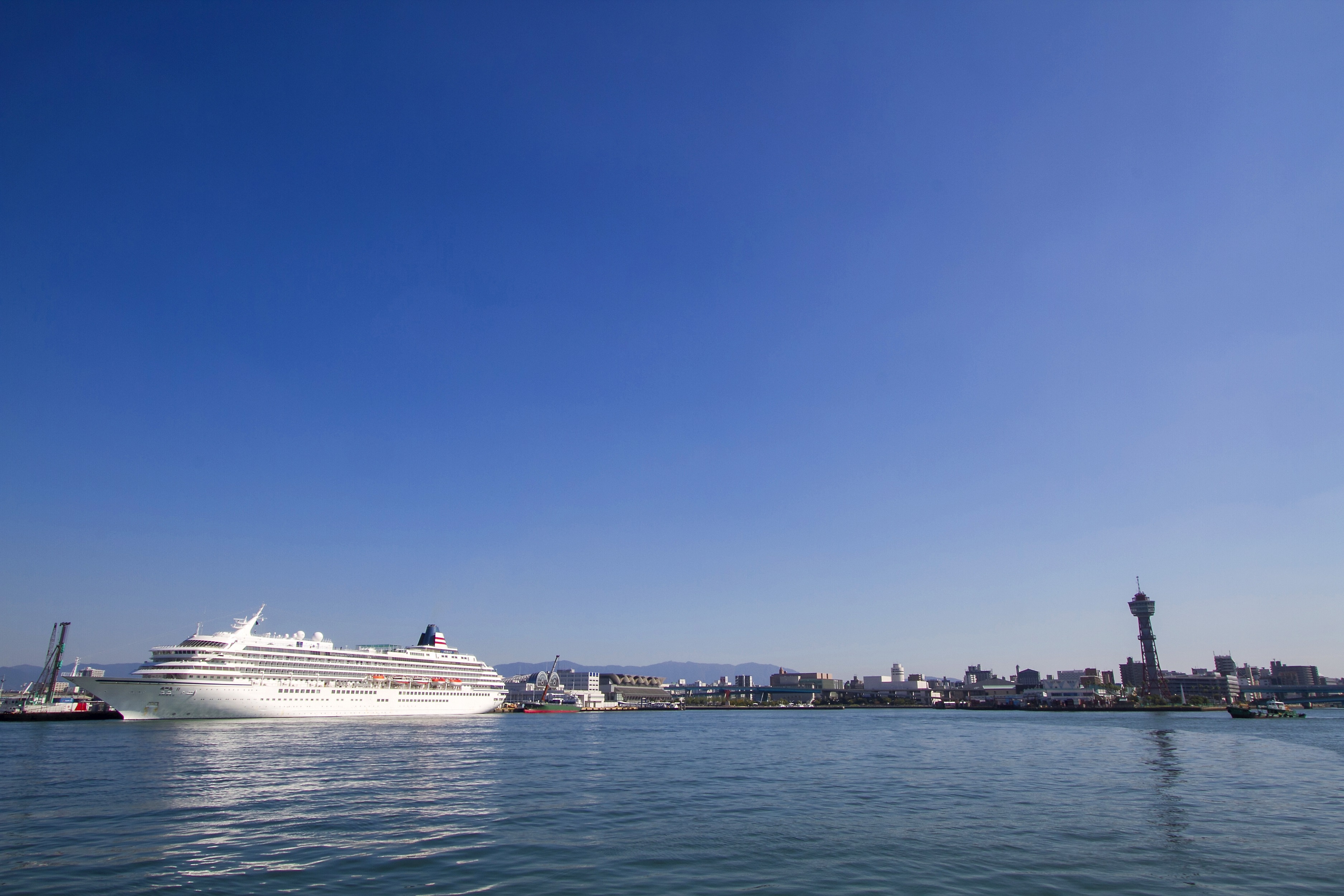 博多港とクルーズ船 飛鳥Ⅱ(2014)の画像
