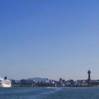 博多港とクルーズ船　飛鳥Ⅱ(2014)の画像